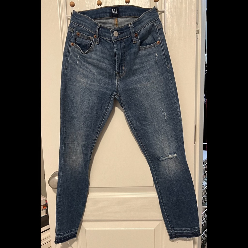Gap distressed true skinny jeans. Size 25/0P.